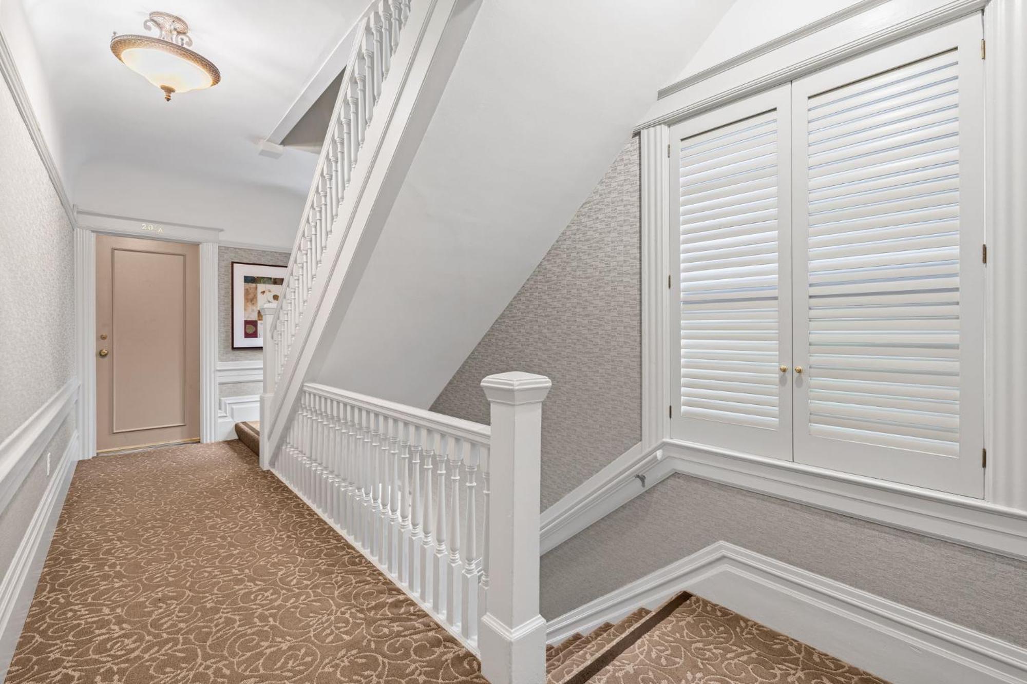 Powell Place San Francisco Room photo